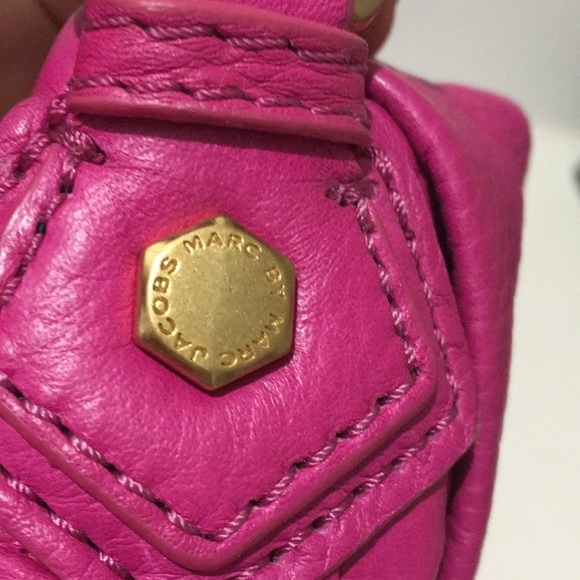 MARC BY MARC JACOBS Large Hot Pink Leather Shoulder Bag / Crossbody Bag Purse - Picture 9 of 17